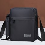 Neutral style bag is suitable for daily commuting. It is fashionable, elegant and simple, with a single shoulder strap.